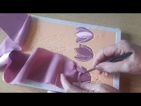Картина в технике кинусайга из атласа и трикотажной ткани.