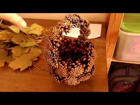 Поделка на тему Осень - корзинка из шишек, цветы из листьев дерева