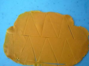 разрежьте желтый фарфор на небольшие треугольники