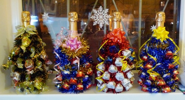 Украшаем шампанское конфетами на Новый год