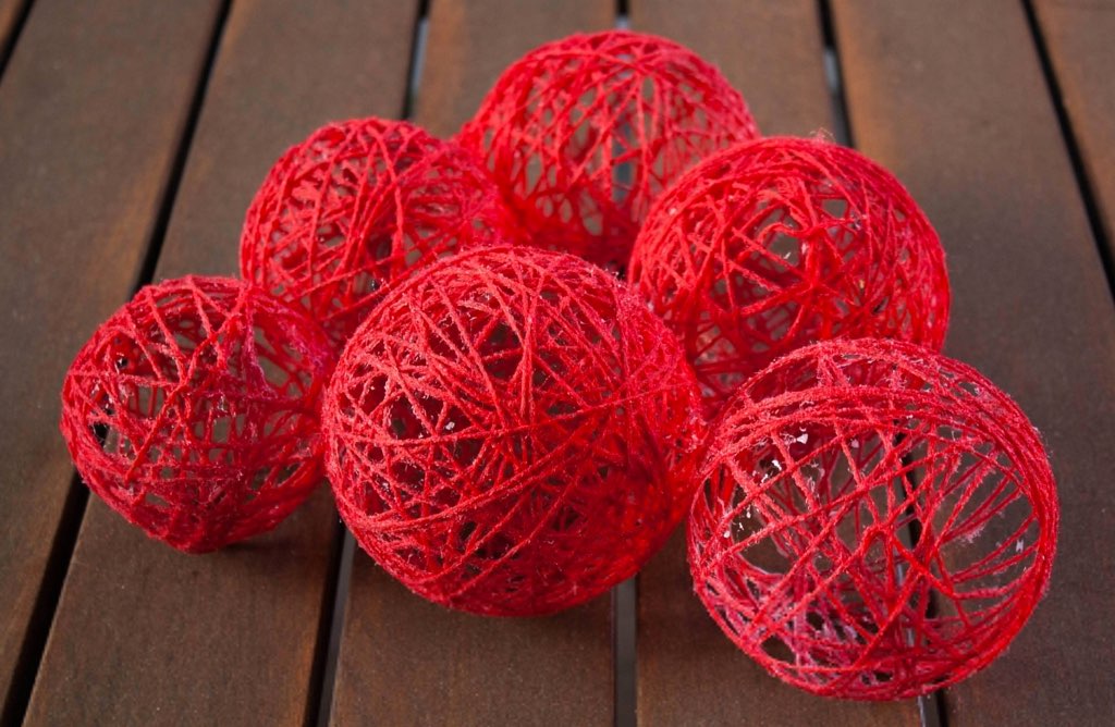 Декоративные шарики из ниток и клея: мастер-класс по изготовлению