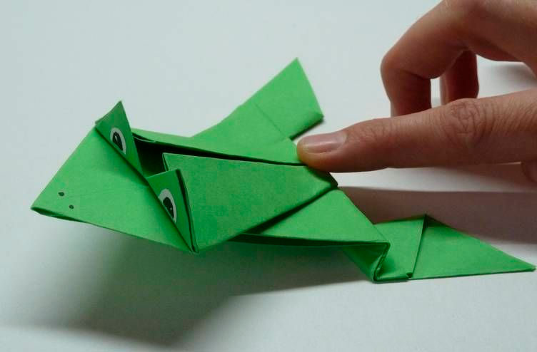 Как сделать оригами лягушку. Детские поделки из цветной бумаги.