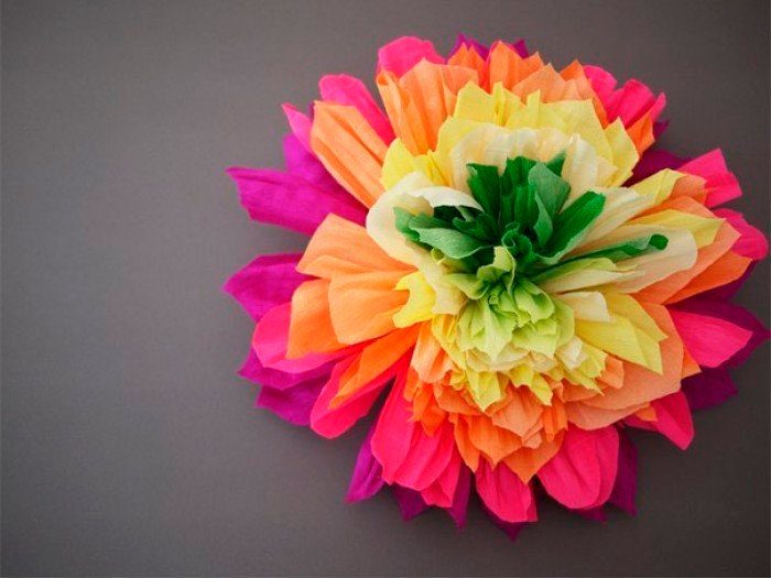 Объёмный цветок из гофрированной бумаги