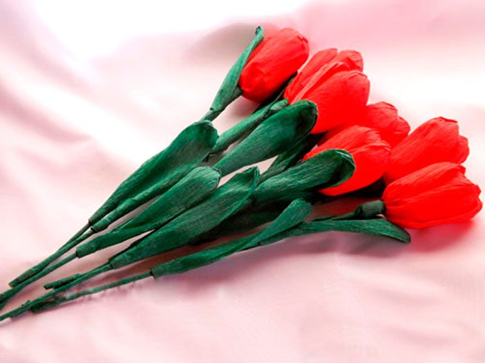 Красные тюльпаны из гофрированной бумаги