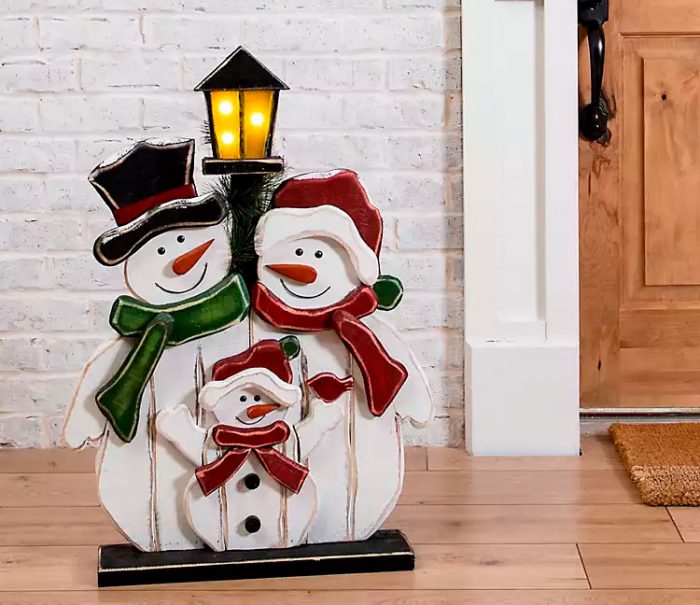 Как сделать снеговика из подручных материалов к Новому году своими руками