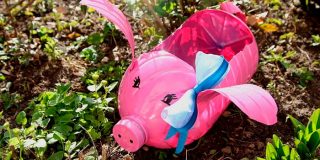 Поделки из пластиковых бутылок для дачи